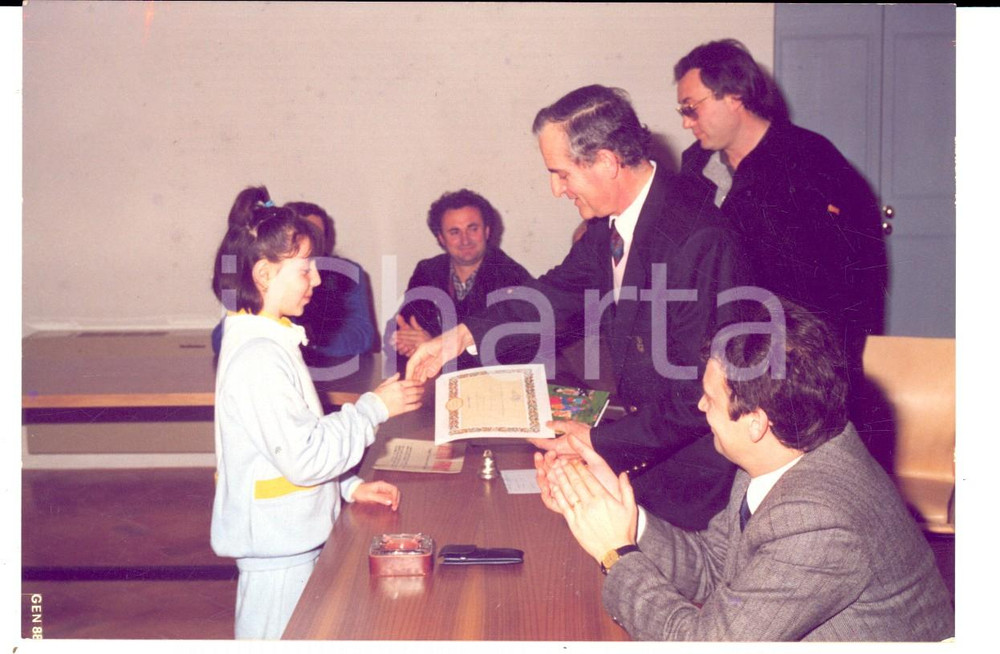 Fotografia d epoca originale 1987 MONTEFELCINO Sindaco Silvano MENCOBONI consegna premio SANT ESUPERANZIO 1