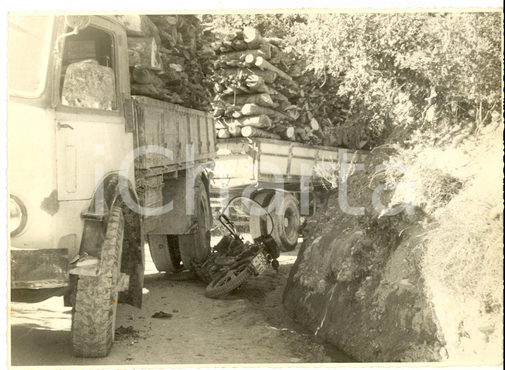 Fotografia d epoca originale 1950 ca AREA MARCHIGIANA Incidente motocicletta contro camion di legna Foto 1
