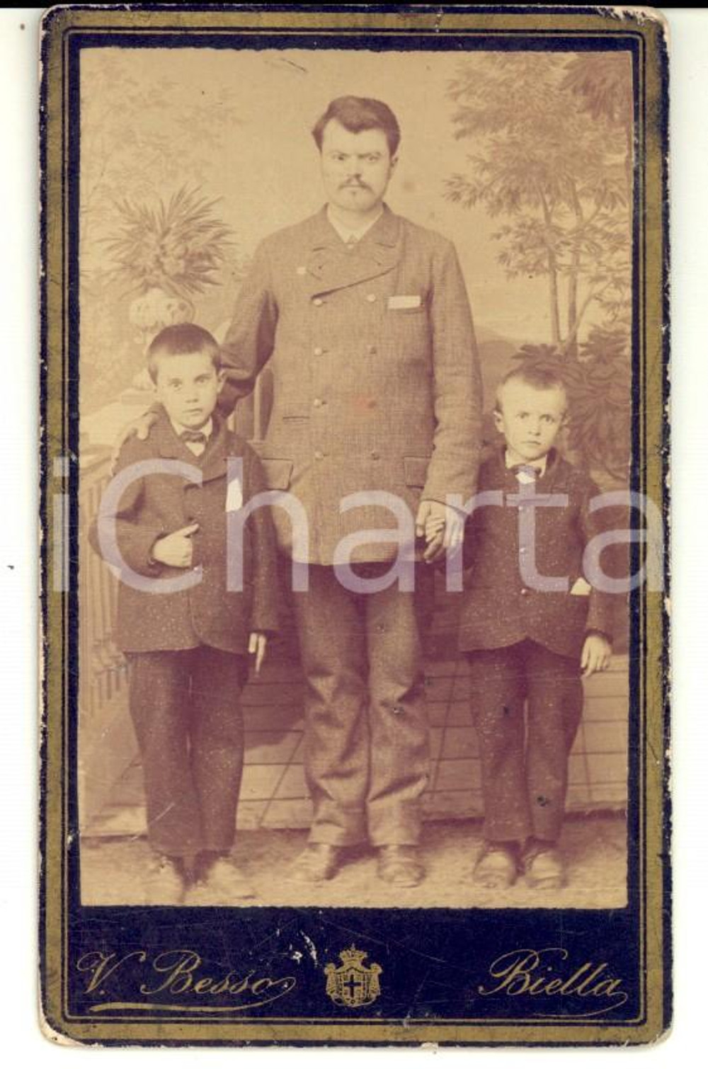 Fotografia d epoca originale 1880 ca BIELLA Ritratto di un padre con i due figli Foto Vittorio BESSO 1