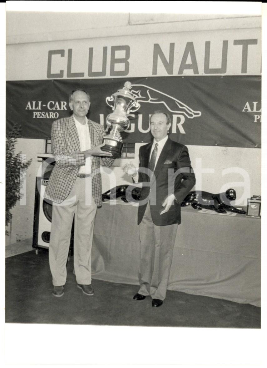 Fotografia d epoca originale 1985 ca Club Nautico PESARO Piergiorgio CASCINO e BASILE durante una premiazione 1