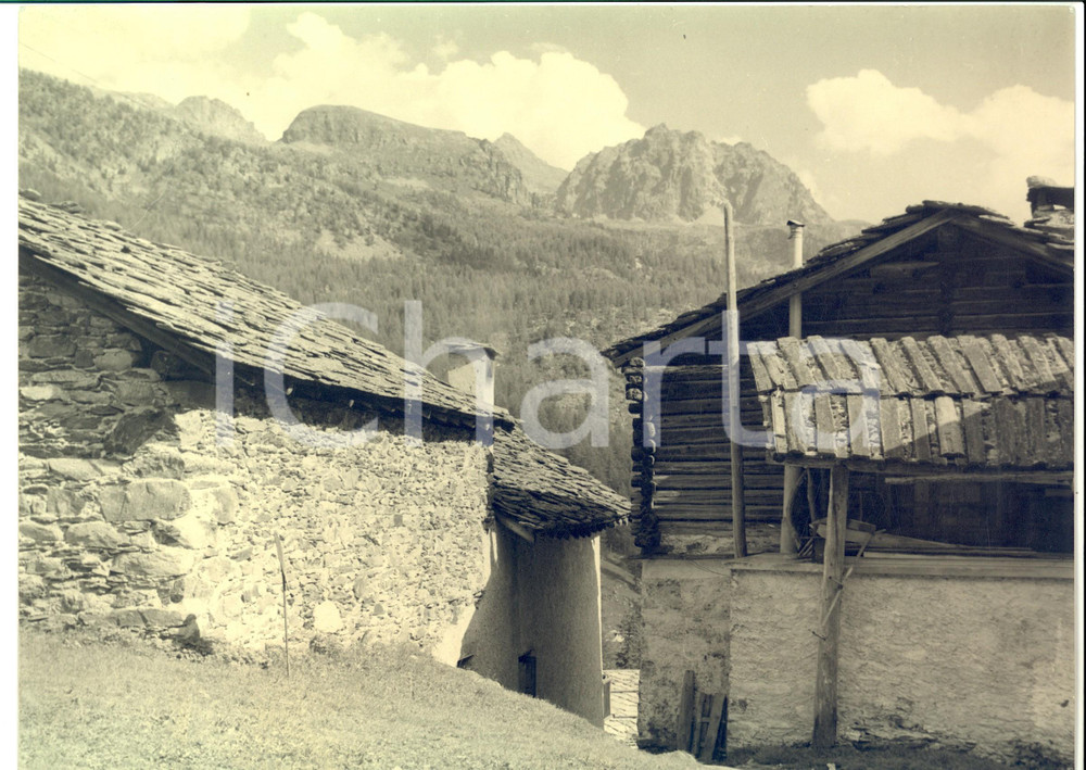 Fotografia d epoca originale 1960 ca PASSO SELLA Veduta delle DOLOMITI con case in pietra Foto artistica 1