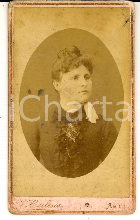 Fotografia d epoca originale 1890 ca ASTI Donna con bouquet di fiori al petto Foto VITTORIO ECCLESIA 1