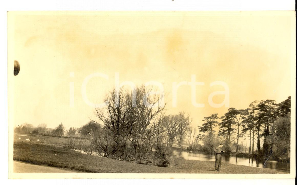 Fotografia d epoca originale 1924 Castello di WINDSOR UK Uomo in lettura nel parco Foto VINTAGE 14x8 cm 1