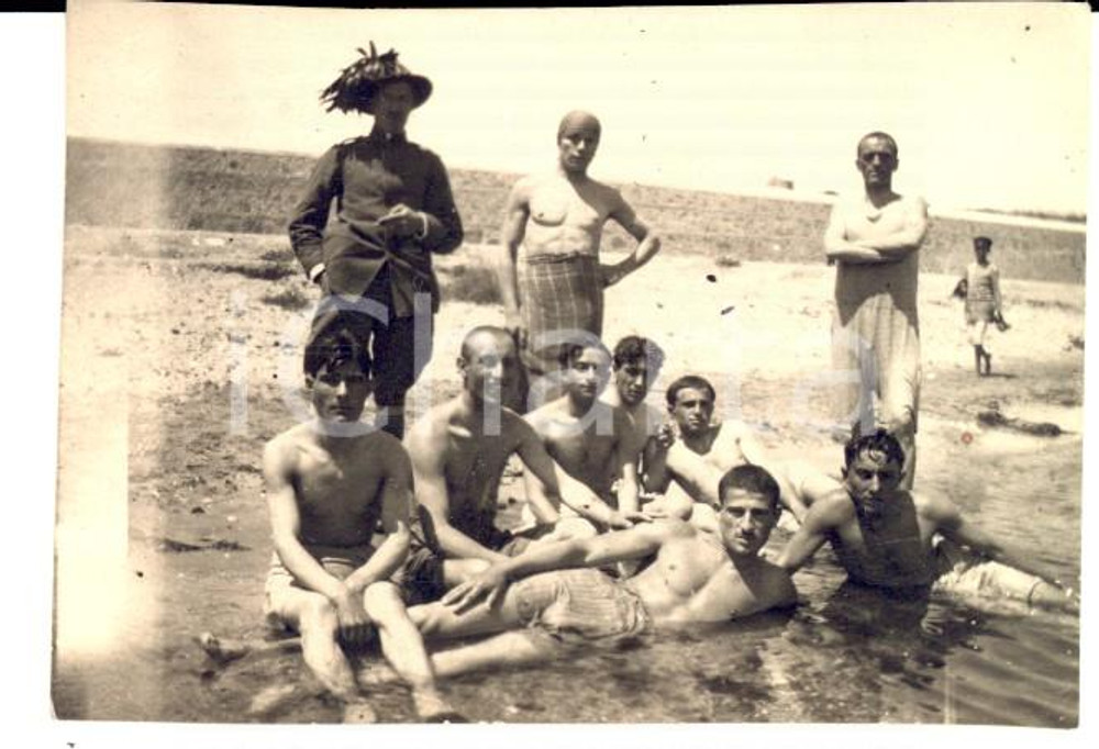 Fotografia d epoca originale 1920 RODI GRECIA Bagnanti italiani in posa con bersagliere  Foto 8x5 cm 1