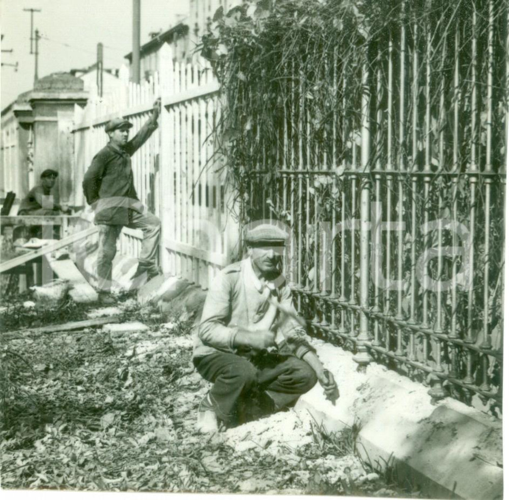 Fotografia d epoca originale 1940 MILANO Operai montano cancellate autarchiche Fotografia 1