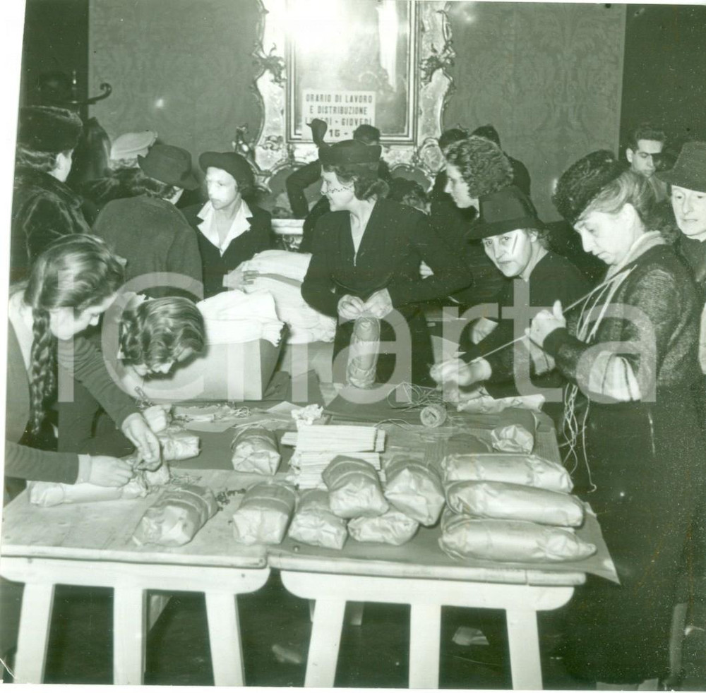 Fotografia d epoca originale 1940 MILANO Donne in Gruppo Rionale preparano pacchi per la Befana fascista Foto 1