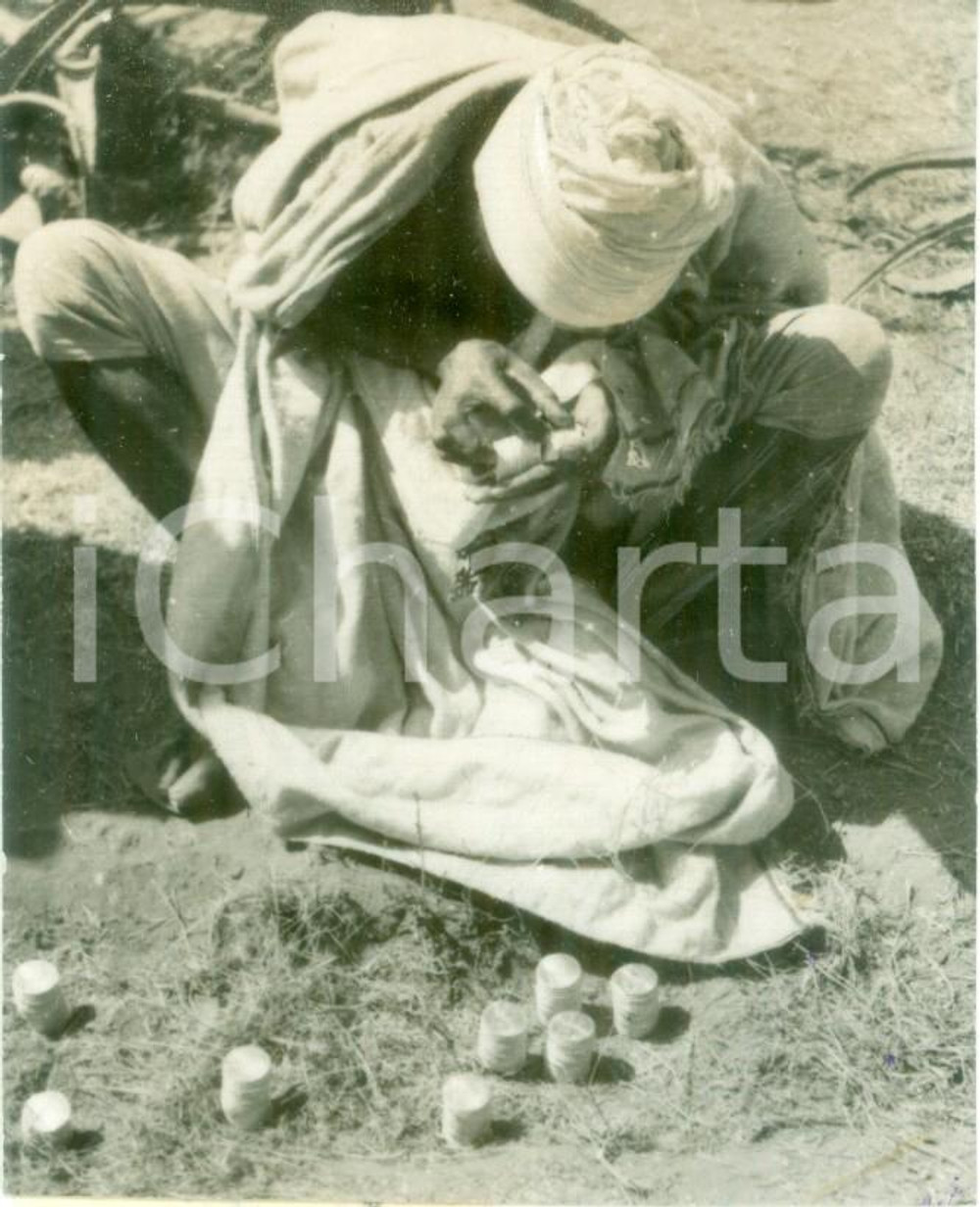 Fotografia d epoca originale 1936 MACALLE  ETIOPIA Un ricco mercante conta i talleri del bestiame Foto 1