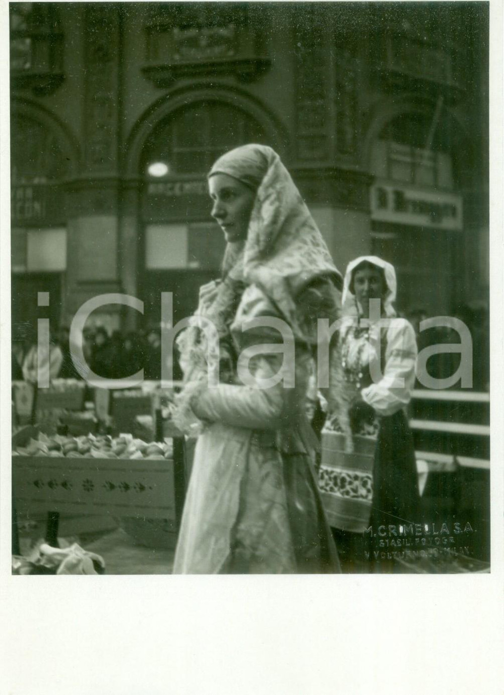 Fotografia d epoca originale 1933 MILANO Costumi tradizionali alla mostra delle culle rustiche Fotografia 1