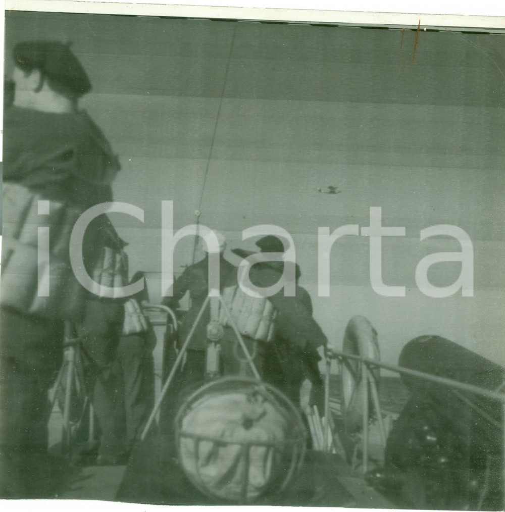 Fotografia d epoca originale 1942 GUERRA NAVALE WW2 Equipaggio di un cacciatorpediniere italiano Telefoto 1