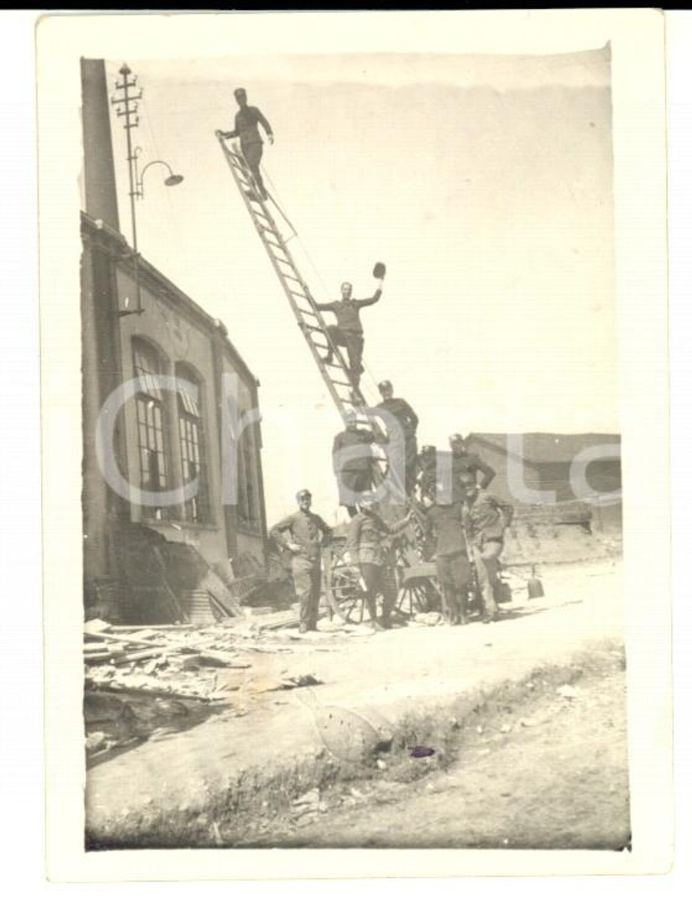 Fotografia d epoca originale 1932 TORINO Deposito ferroviario  Militari del GENIO su una scala Foto 7x9 1