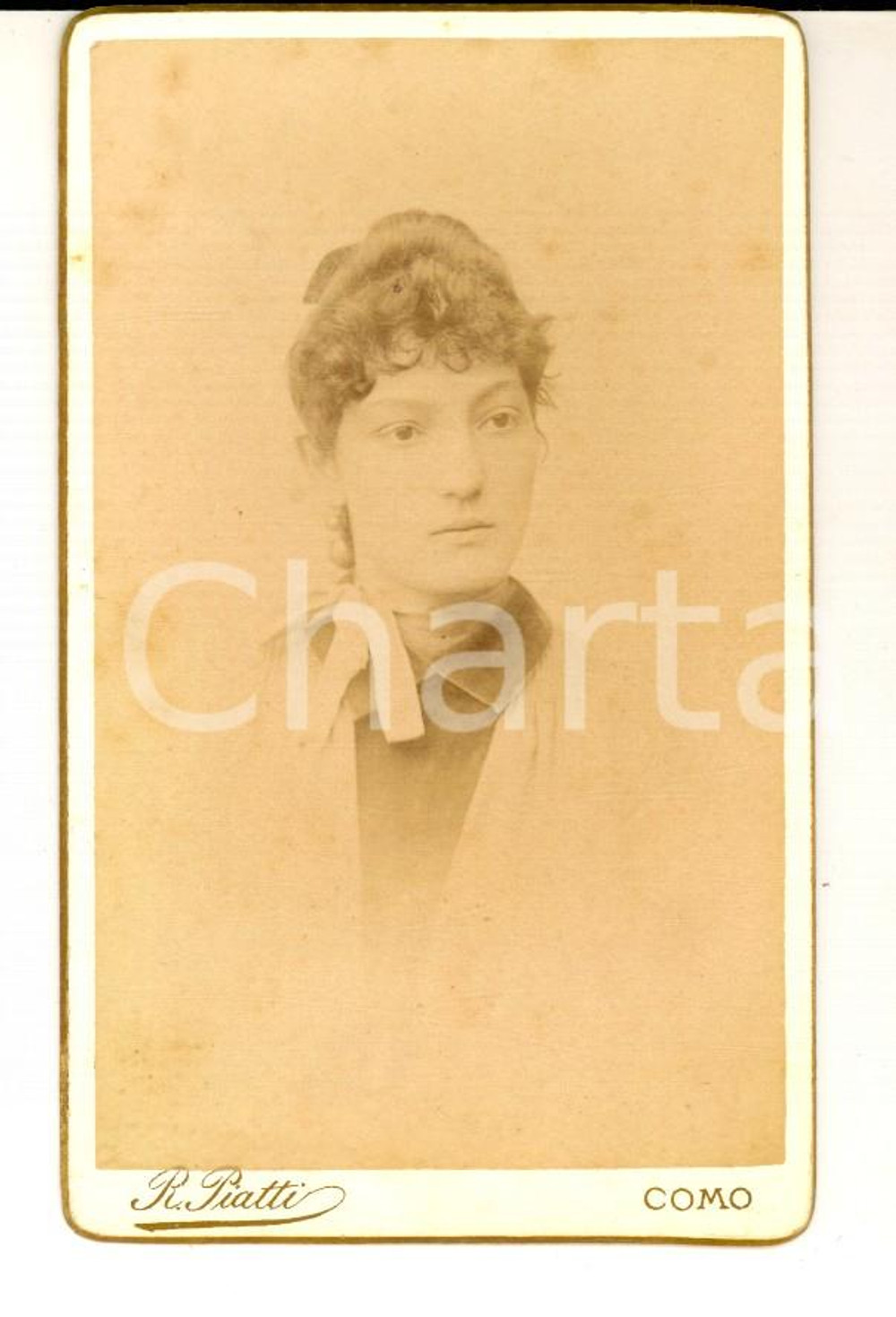 Fotografia d epoca originale 1890 ca COMO Ritratto femminile con nastro bianco Foto Riccardo PIATTI CDV 1