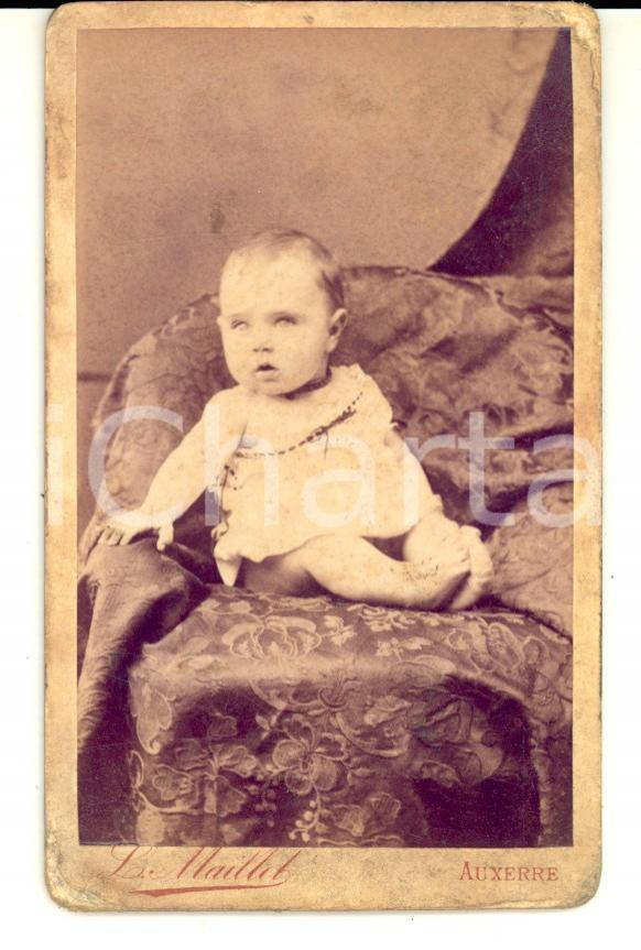 Fotografia d epoca originale 1890 ca AUXERRE F Bambino di pochi mesi su una poltrona Foto MAILLET CDV 1