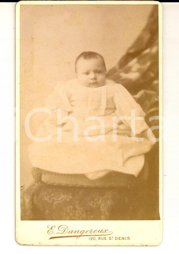 Fotografia d epoca originale 1900 ca PARIS Ritratto di bambina in abito troppo grande Foto DANGEREUX CDV 1