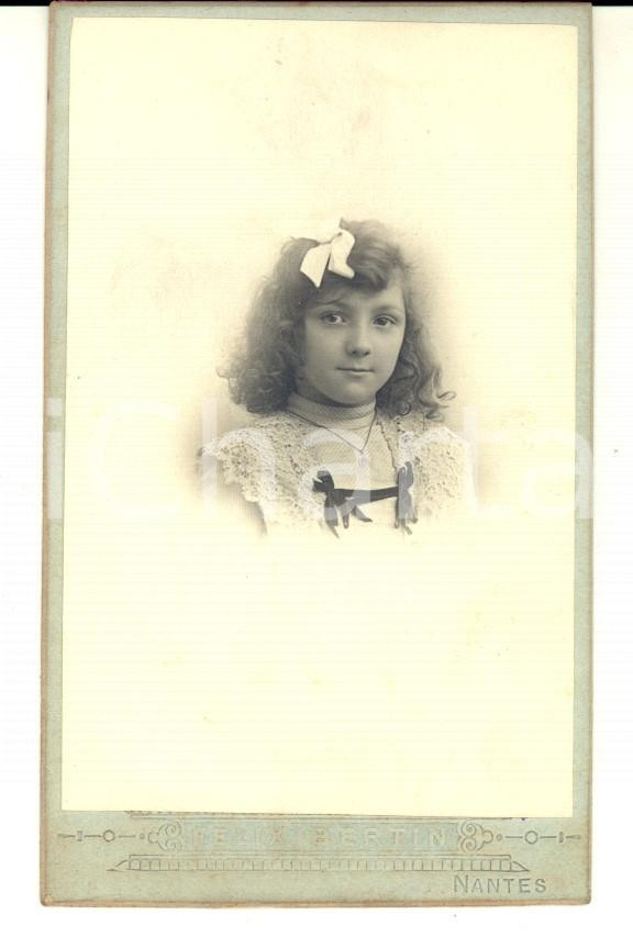 Fotografia d epoca originale 1903 NANTES FRANCE Ritratto di bambina con nastro bianco Foto Felix BERTIN 1