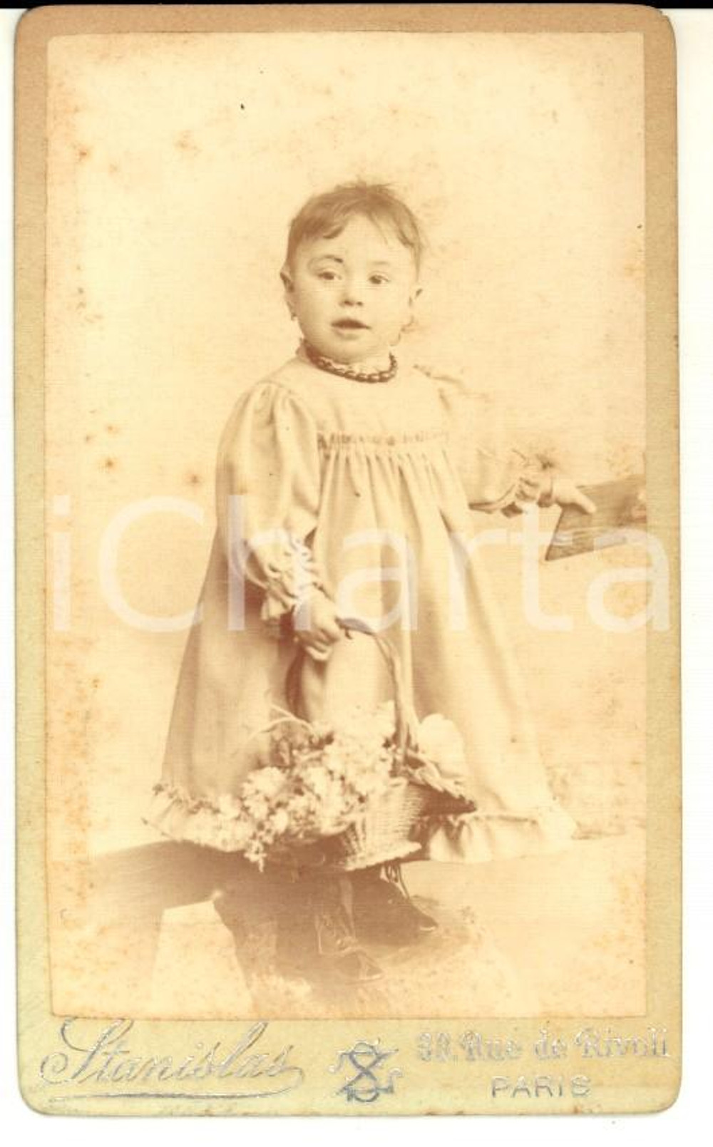 Fotografia d epoca originale 1900 ca PARIS Ritratto di bambina con il cestino di fiori Foto STANISLAS CDV 1