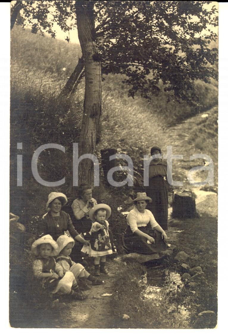 Fotografia d epoca originale 1914 ASSO CO Scampagnata di donne con bambine Foto cartolina FP VG 1