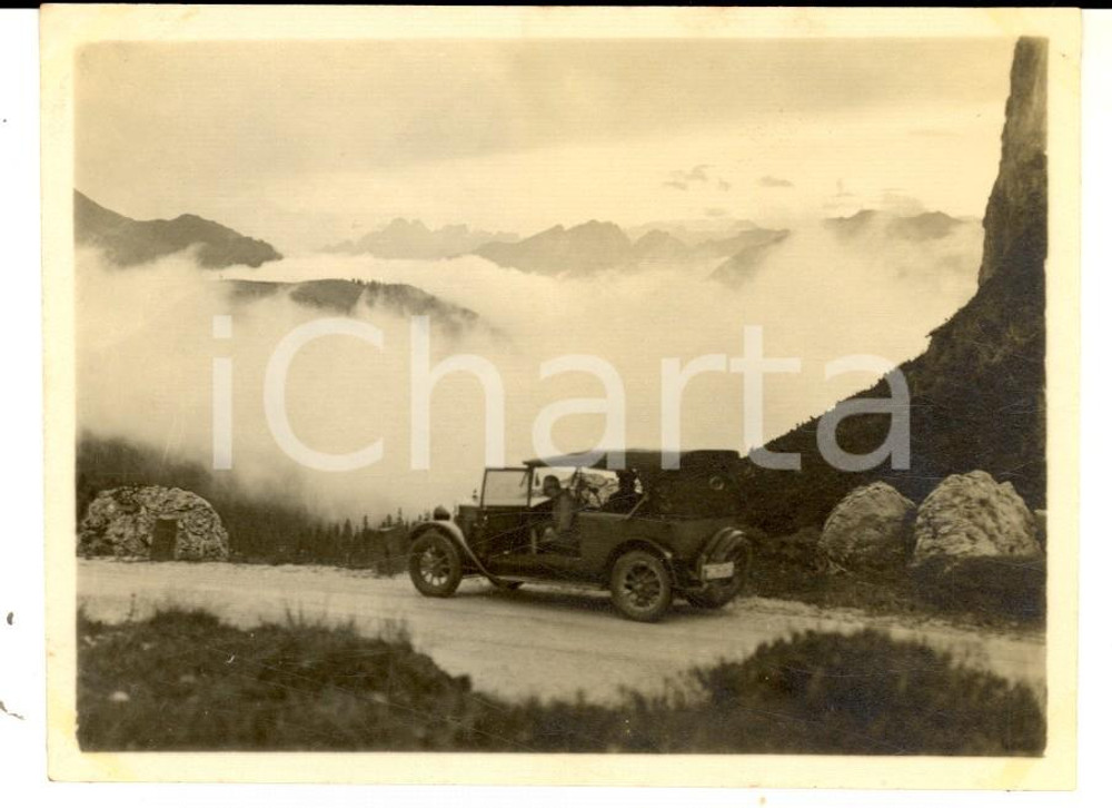 Fotografia d epoca originale 1927  PASSO DI FALZAREGO BL Turisti in auto nella nebbia Foto VINTAGE 12x8 1