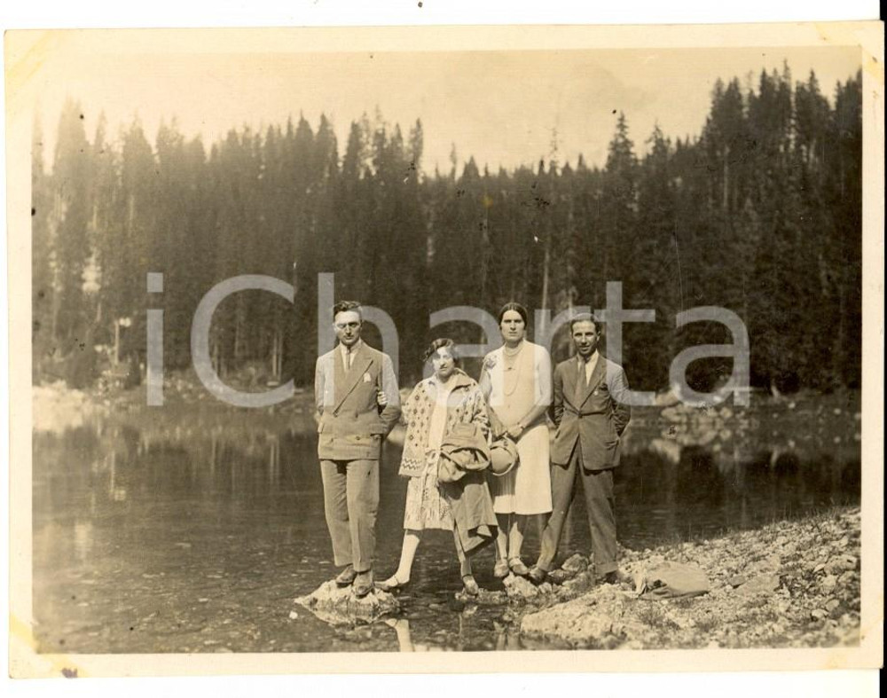 Fotografia d epoca originale 1927 LAGO DI CAREZZA BZ Turisti in posa sul lago Foto 11x9 cm 1