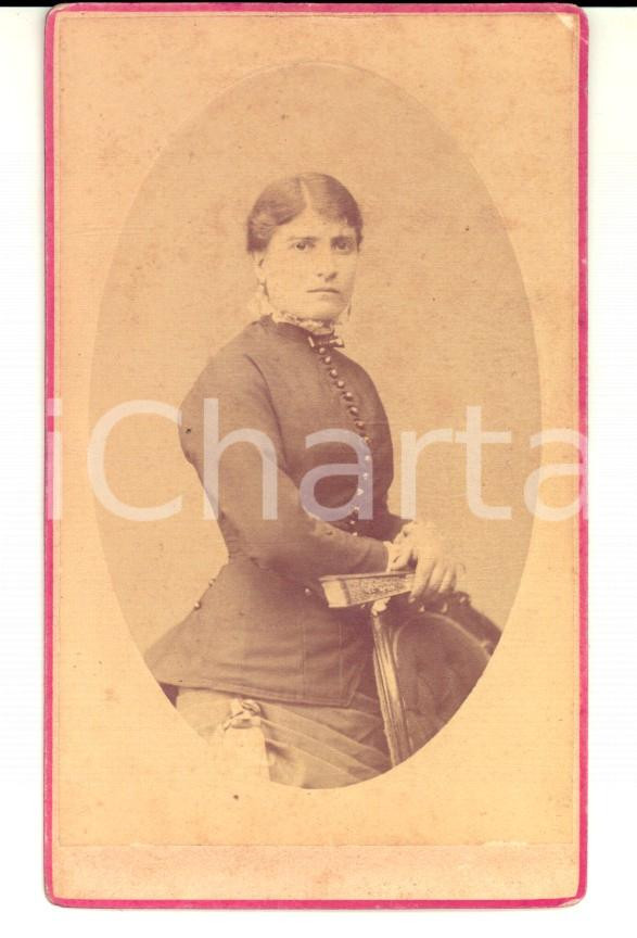 Fotografia d epoca originale 1890 ca COMO Ritratto di donna con corpetto nero Foto Andrea VIDAU CDV 1