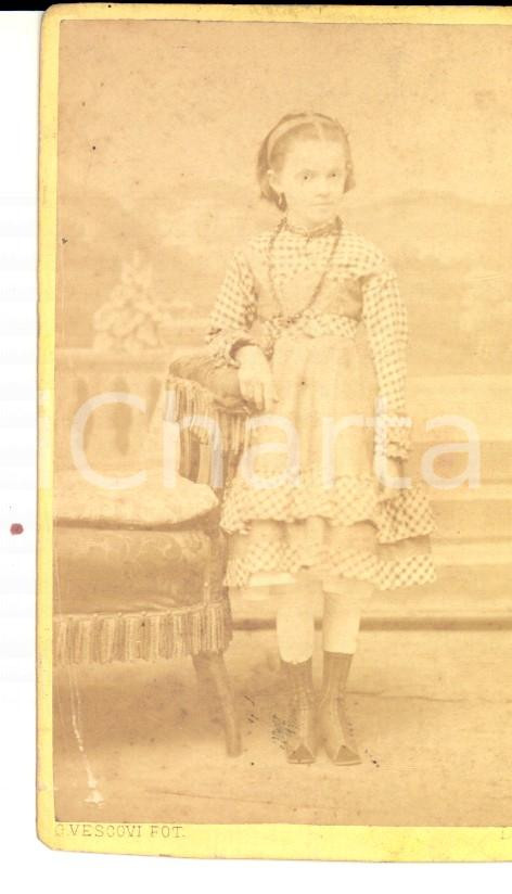 Fotografia d epoca originale 1870 ca LODI Ritratto di bambina con abito a quadretti Foto Guglielmo VESCOVI 1