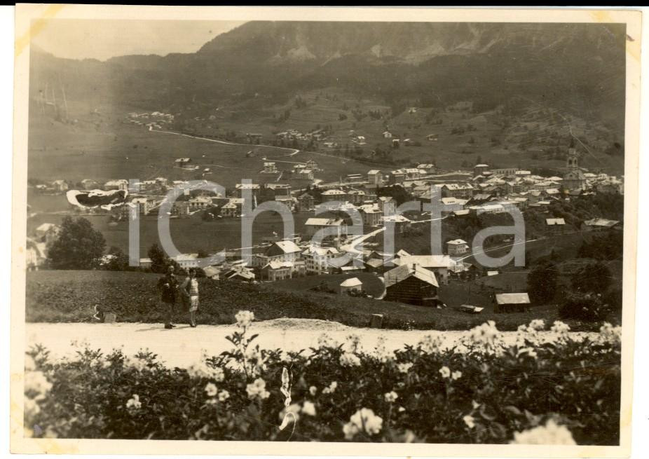 Fotografia d epoca originale 1927 CORTINA D AMPEZZO BL Turisti con il paese sullo sfondo Foto 13x9 cm 1