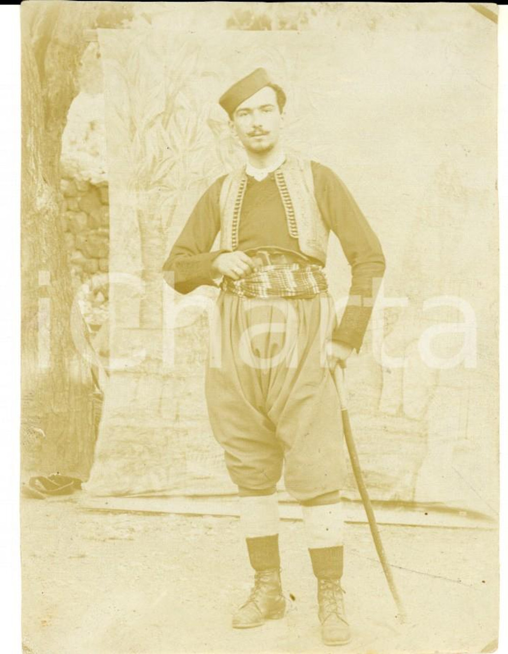 Fotografia d epoca originale 1920 ca ALBANIA ? Giovane uomo in costume tradizionale Foto RARA 9x12 cm 1