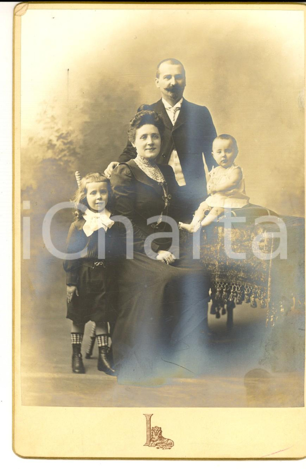 Fotografia d epoca originale 1890 PARIS Famille avec deux enfants Photo Grands Magasins du Louvre 1