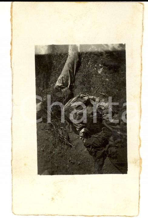 Fotografia d epoca originale 1935 ca AOI ERITREA Cadavere di un abissino caduto in battaglia Foto 5 x 9 cm 1