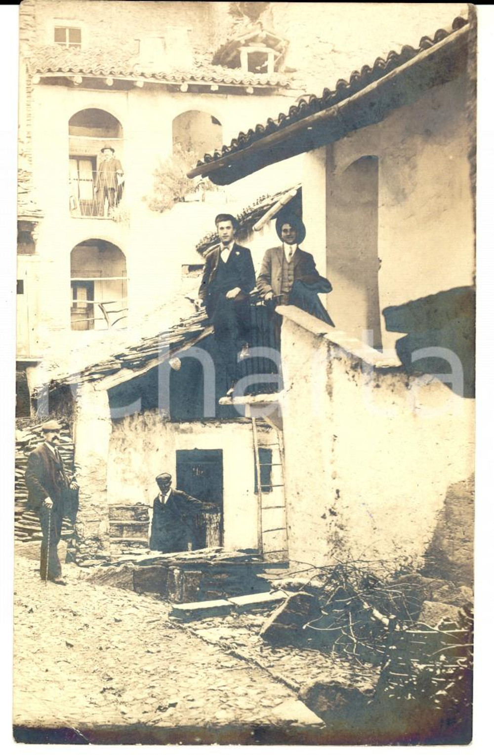 Fotografia d epoca originale 1915 ca AREA BERGAMASCA Due giovani nel cortile di una cascina Foto CURIOSA 1