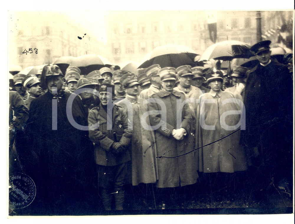 Fotografia d epoca originale 1940 ca TORINO Piazza Castello  Militari sotto la pioggia Foto OTTOLENGHI 1