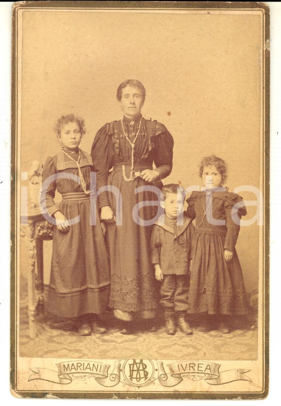 Fotografia d epoca originale 1890 ca IVREA Ritratto di madre con i tre figli bambini Foto MARIANI 10x16 1