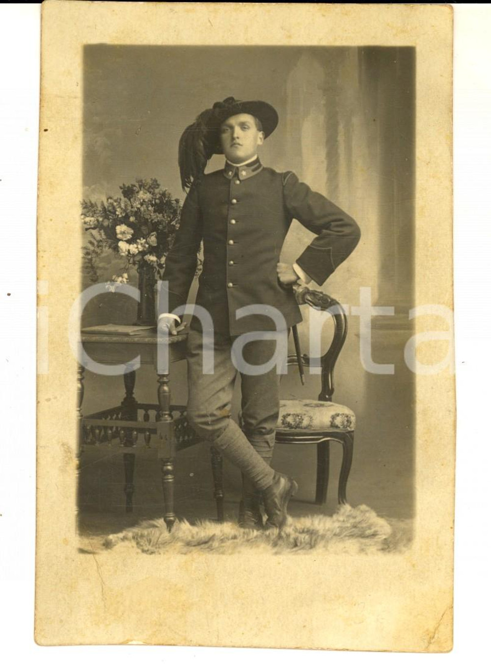 Fotografia d epoca originale 1920 REGIO ESERCITO Ritratto di giovane bersagliere con vaso di fiori Foto FP 1