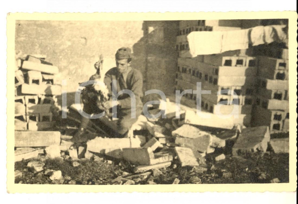 Fotografia d epoca originale 1940 ca WW2 PINEROLO TO Militare di fanteria spenna una gallina Foto TAVERA 1