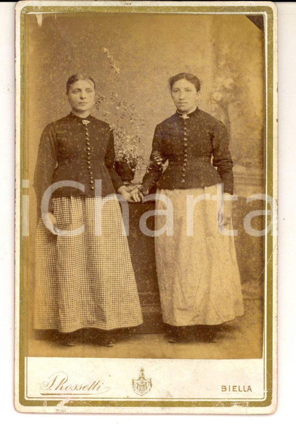 Fotografia d epoca originale 1890 ca BIELLA Ritratto di due sorelle per mano Foto SIMONE ROSSETTI 9x12 1