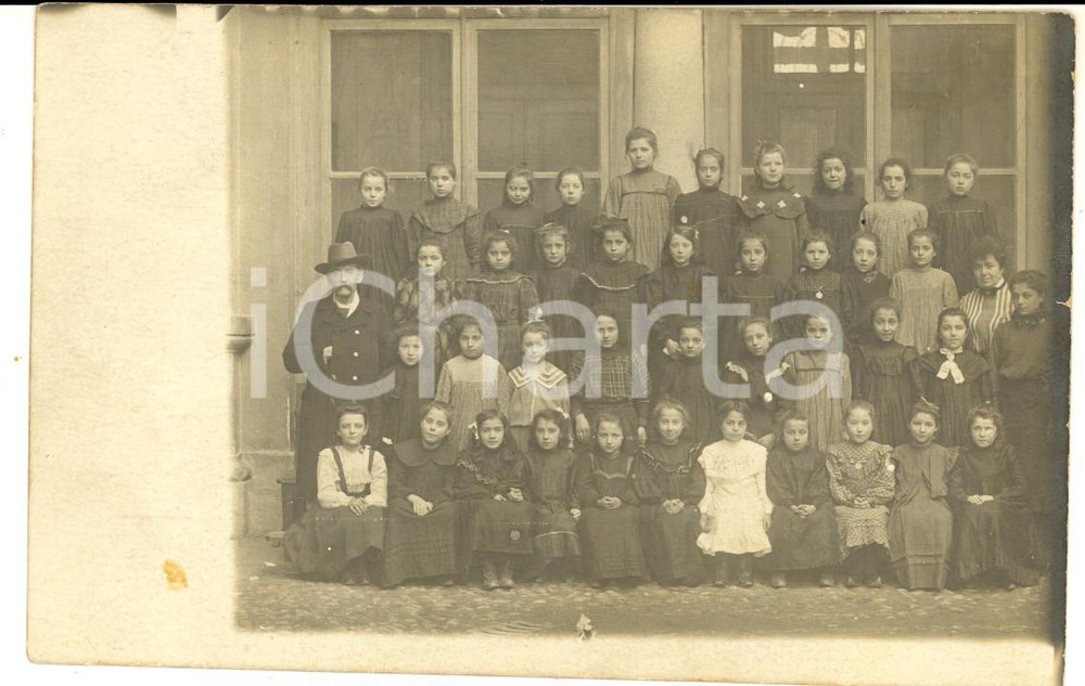 Fotografia d epoca originale 1910 ca AREA ITALIANA Classe elementare femminile con maestra e direttore Foto 1