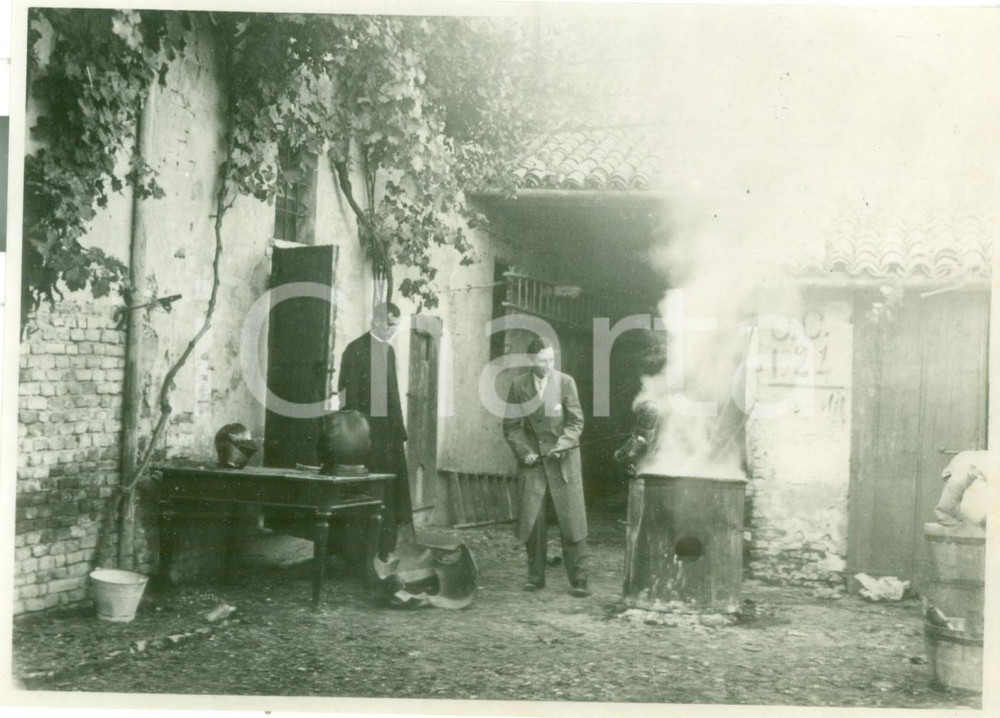 Fotografia d epoca originale 1930 ca AREA LOMBARDA ? Fabbro e prete forgiano un armatura Fotografia 1
