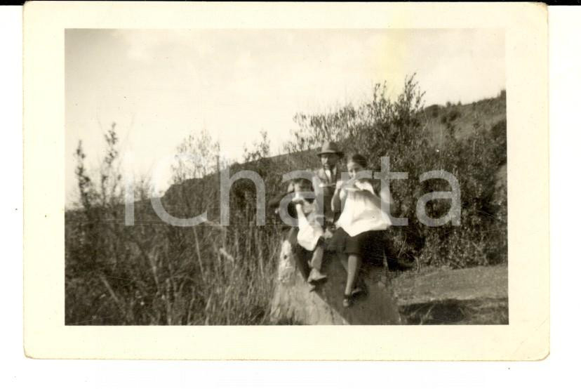 Fotografia d epoca originale 1935 LocalitÃ  CASTRULLO SA Una mangiata di maccheroni lungo il Sele Foto 10x7 1