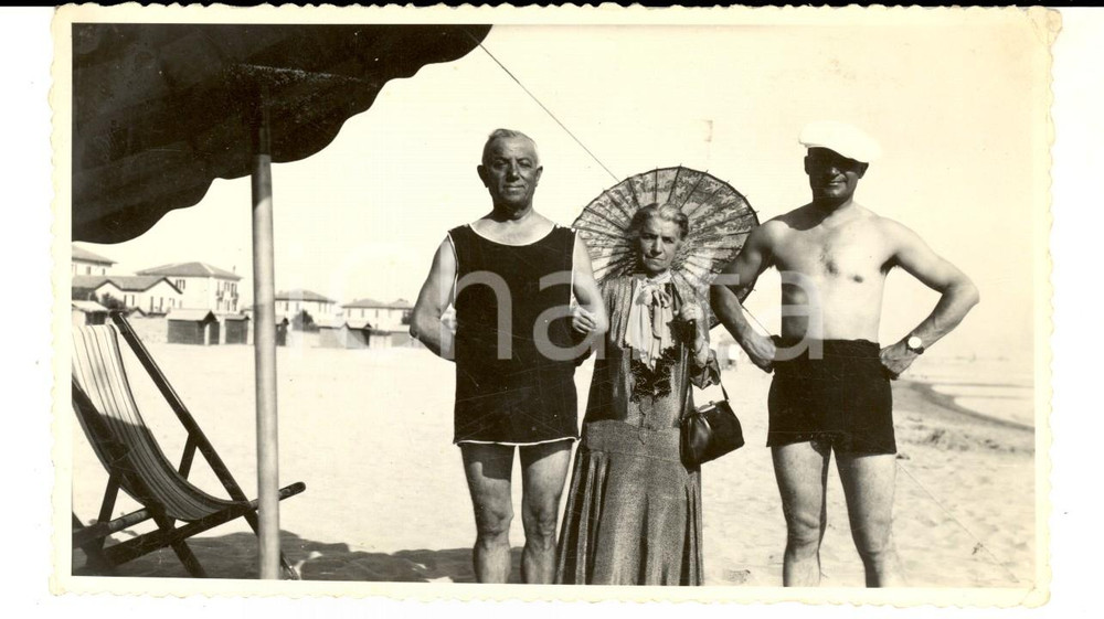 Fotografia d epoca originale 1932 RIMINI Famiglia in spiaggia con anziana donna Foto VINTAGE 15x9 cm 1