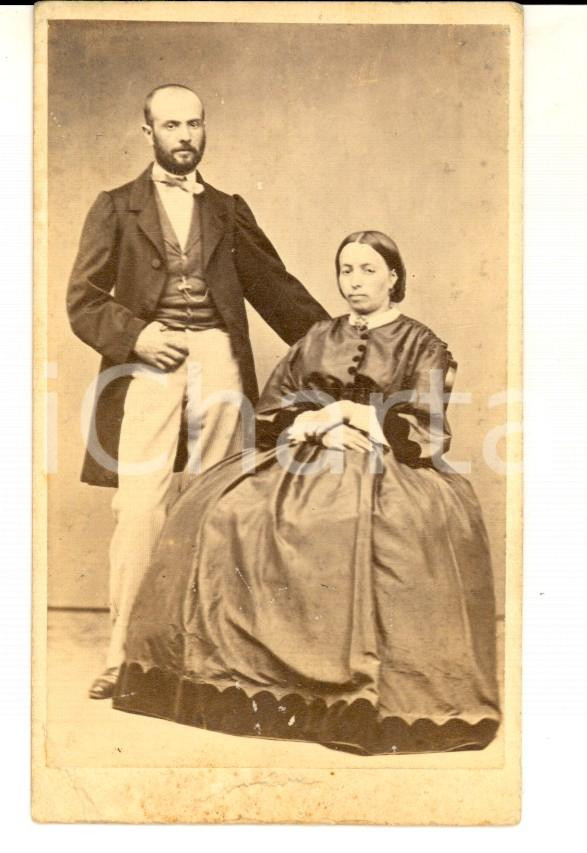 Fotografia d epoca originale 1870 ca COMO Ritratto di due giovani sposi Fotografia G. NESSI CDV 1