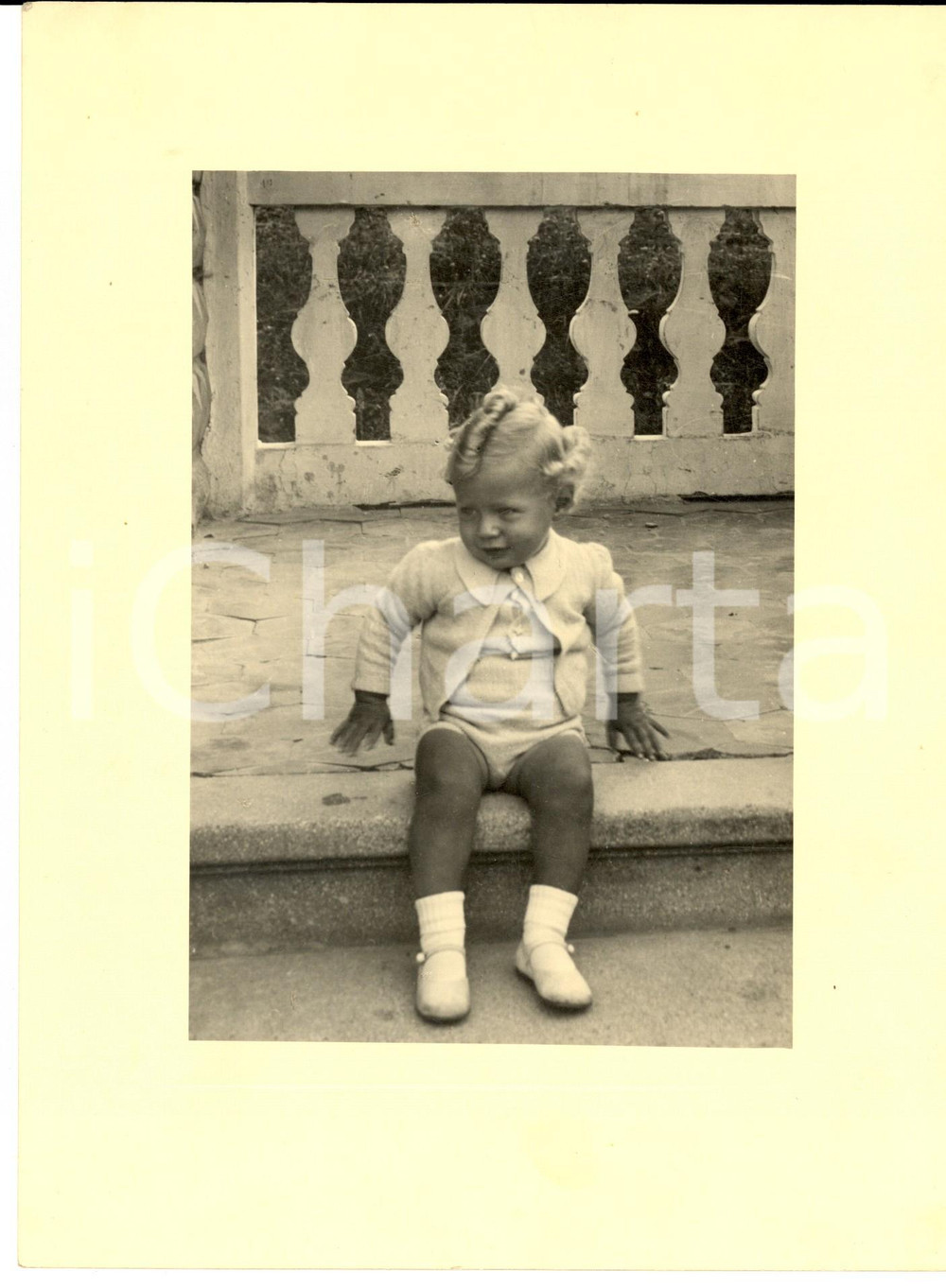 Fotografia d epoca originale 1940 SALICE TERME PV Ritratto di bambino in cortile Fotografia VINTAGE 17x24 1