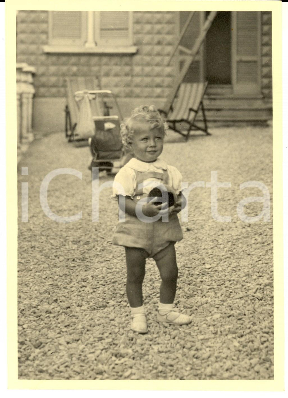 Fotografia d epoca originale 1940 SALICE TERME Ritratto di bambino con melanzana Fotografia VINTAGE 13x18 1
