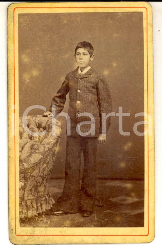 Fotografia d epoca originale 1885 CASERTA Ritratto di bambino in abiti eleganti Foto L. G. RUSSI CDV 1