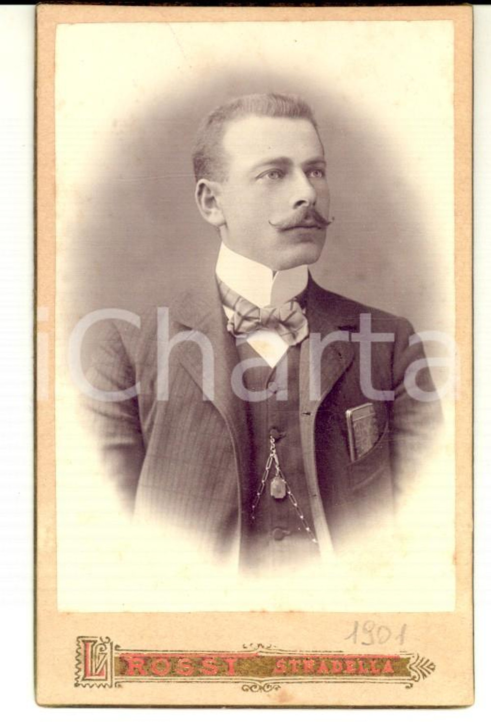 Fotografia d epoca originale 1901 STRADELLA PV Ritratto di giovane con tabacchiera Fotografia L. ROSSI 1