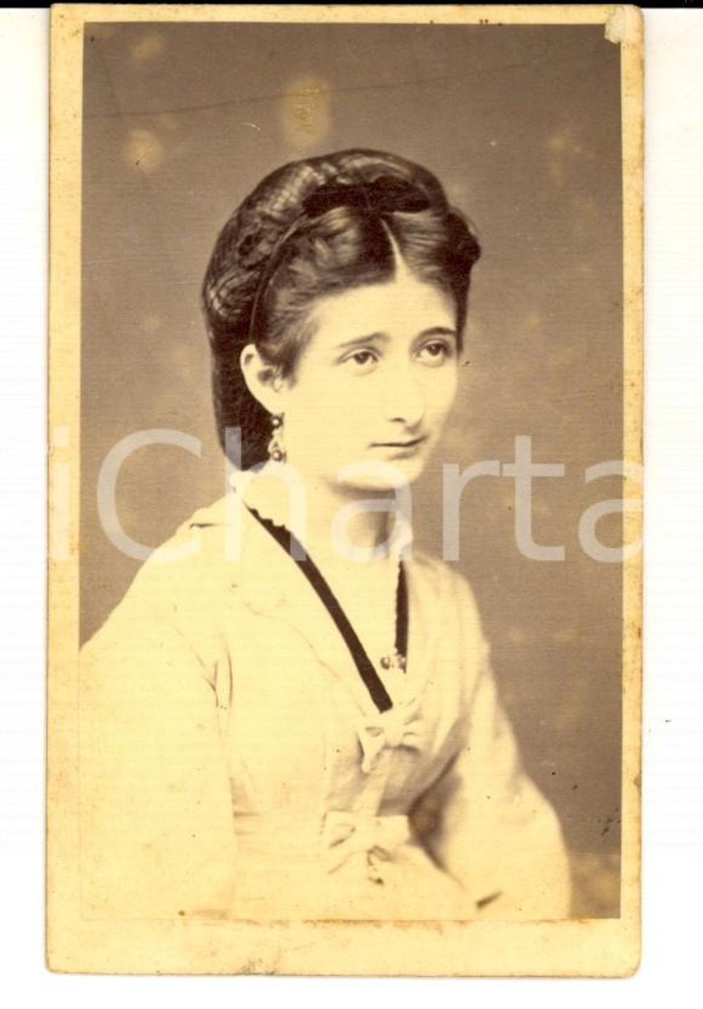 Fotografia d epoca originale 1870 ca NOVARA Ritratto di donna in abito bianco Foto TARANTOLA CDV 1