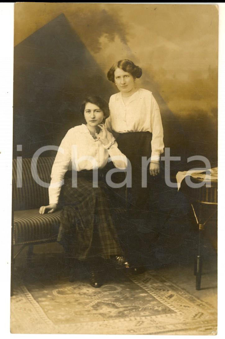 Fotografia d epoca originale 1916 WIESBADEN D Ritratto di donne in camicia bianca Foto Atelier SCHAFER 1