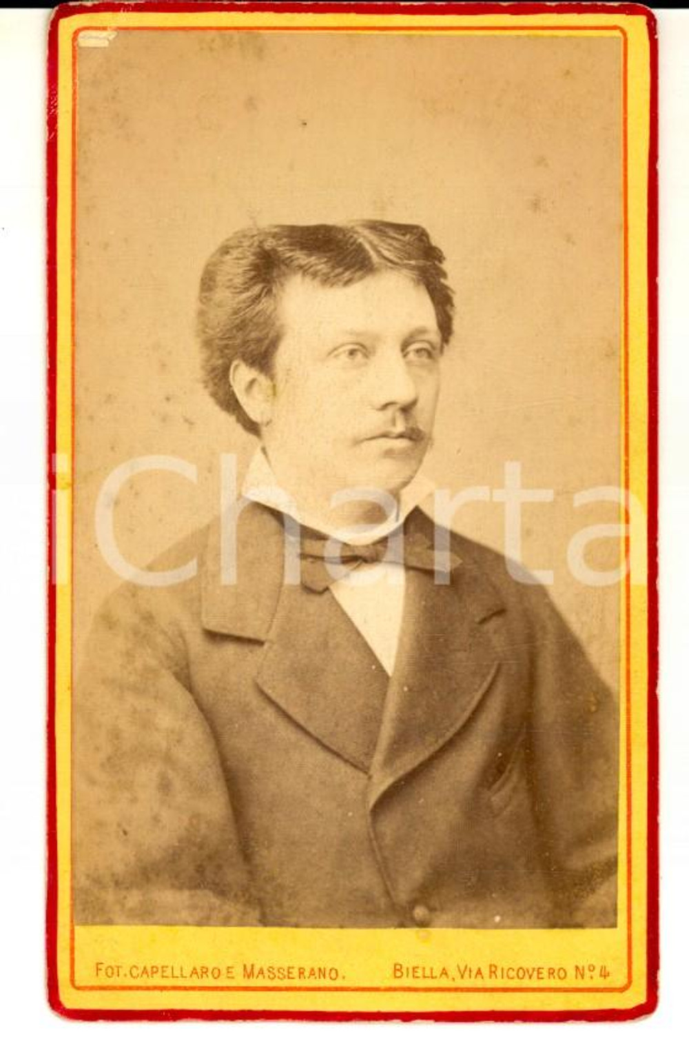 Fotografia d epoca originale 1880 BIELLA Ritratto maschile con cravattino scuro Foto CAPELLARO e MASSERANO 1