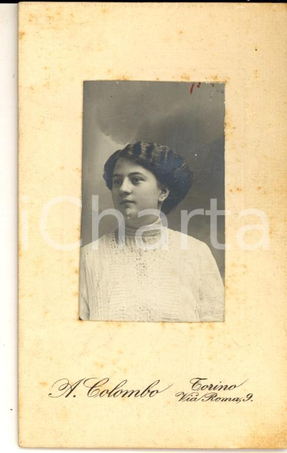 Fotografia d epoca originale 1900 ca TORINO Ritratto di  donna con abito ricamato bianco Foto A. COLOMBO CDV 1