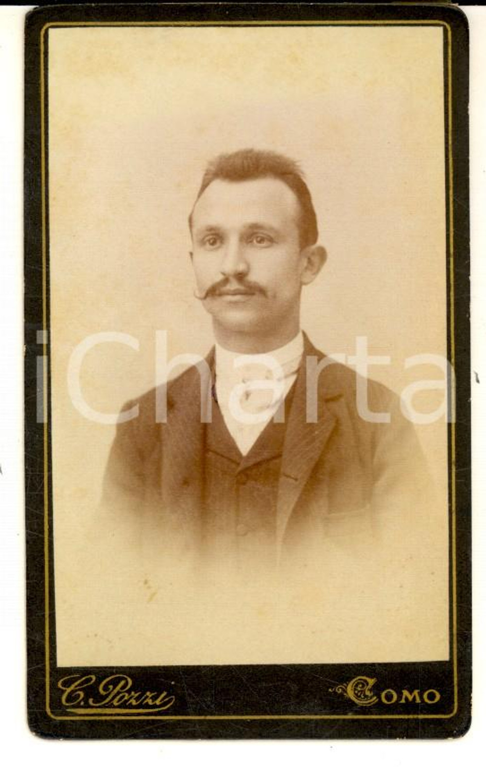 Fotografia d epoca originale 1900 ca COMO Ritratto maschile con cravatta bianca Foto C. POZZI CDV 1