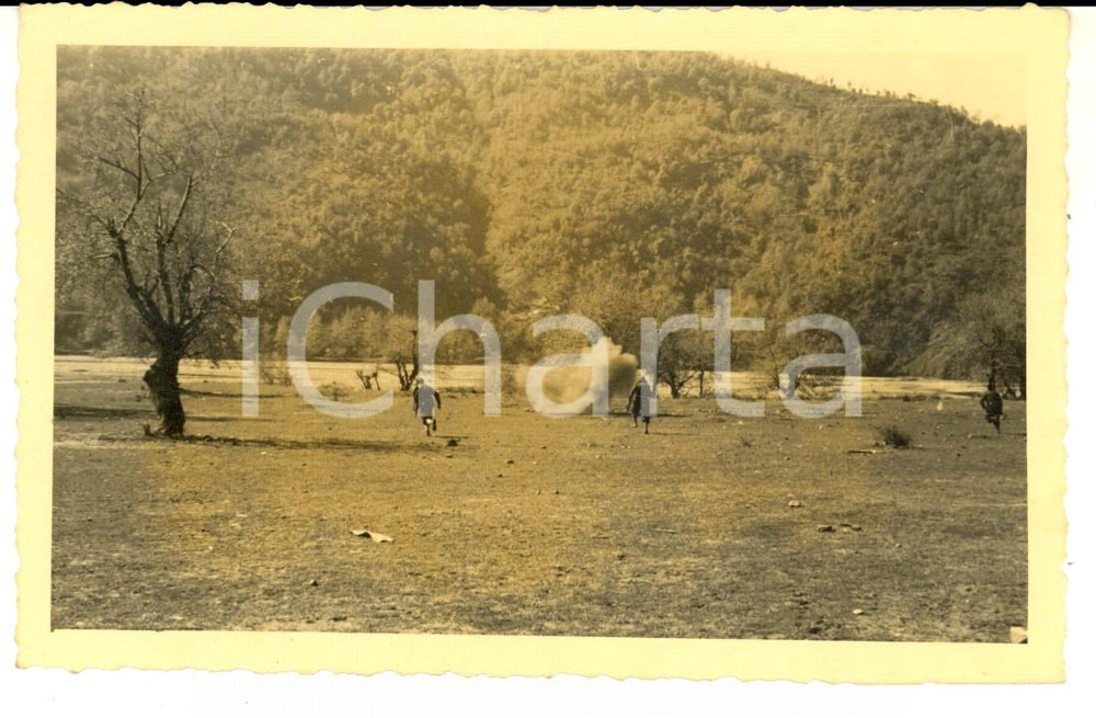 Fotografia d epoca originale 1940 ca WW2 ALBANIA ? Soldati corrono dopo un esplosione Foto cartolina 1