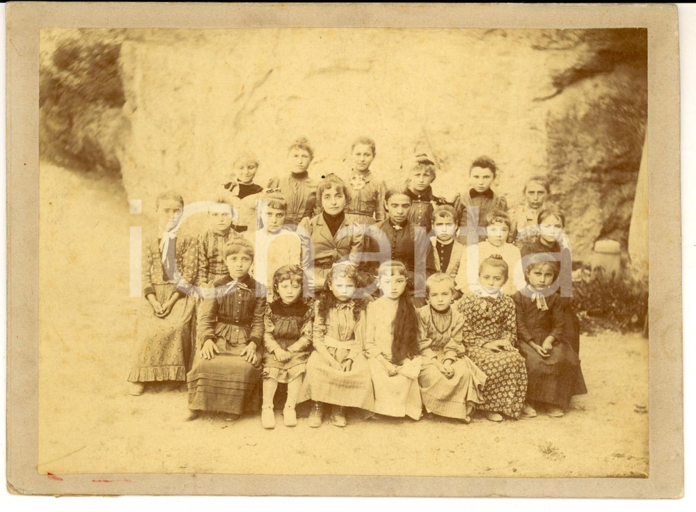 Fotografia d epoca originale 1890 ca AREA FRANCESE Maestra con una classe elementare femminile Foto 18x19 cm 1